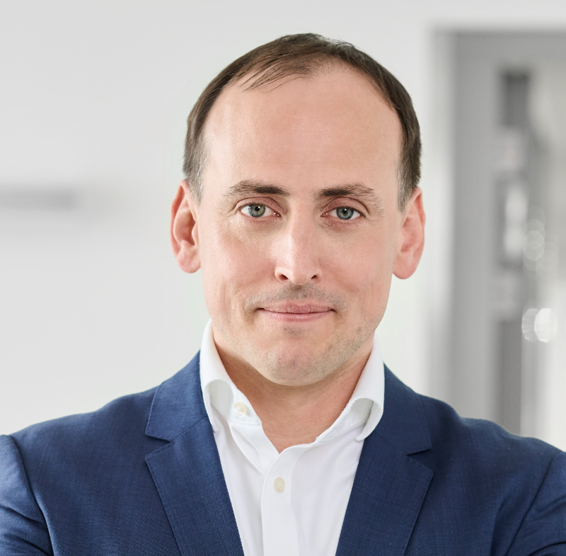 Auf der Abbildung ist Dr. Sebastian Eckl zu sehen, der Gründer und CEO der ProCarement GmbH ist.