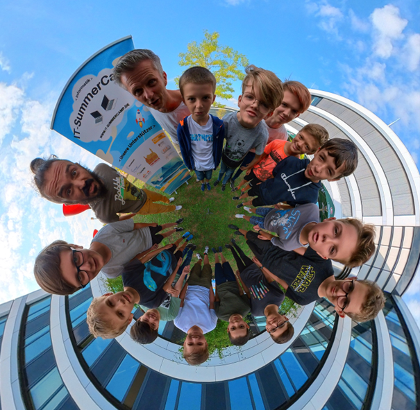 360° Bild von den Teilnehmern des IT-Summer-Camps im Jahre 2022.