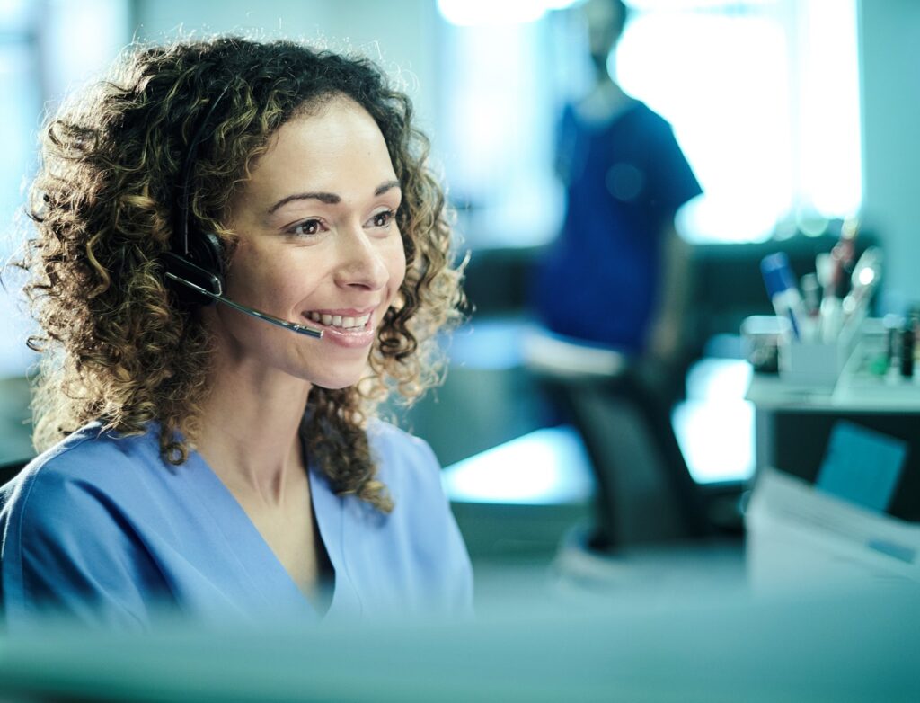 Symbolbild einer Kundenberaterin im CareCenter, die als primäre Ansprechpartner für Patient*innen bei medizinischen und technischen Fragen fungiert.